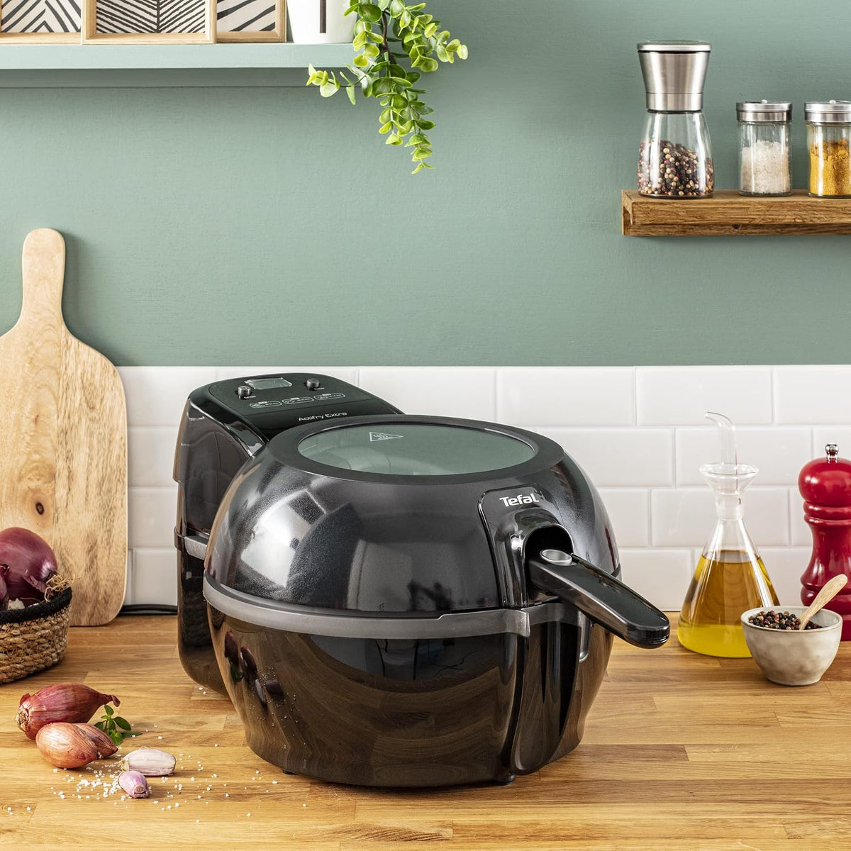 Heißluftfritteuse 1,2kg Fassungsvermögen 1550W 6 Personen Wenig Öl Automatischer Rührarm Schwarz